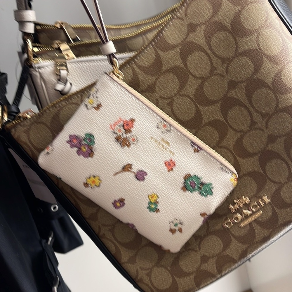 Coach Corner Zip Wristlet With Spaced Floral Field Print
IM/Chalk Multi - Picture 13 of 16